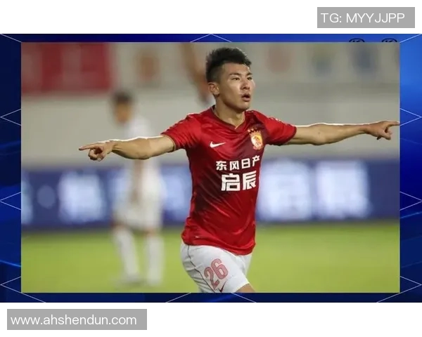 中国足球明星因违规行为遭受重罚引发广泛关注与讨论